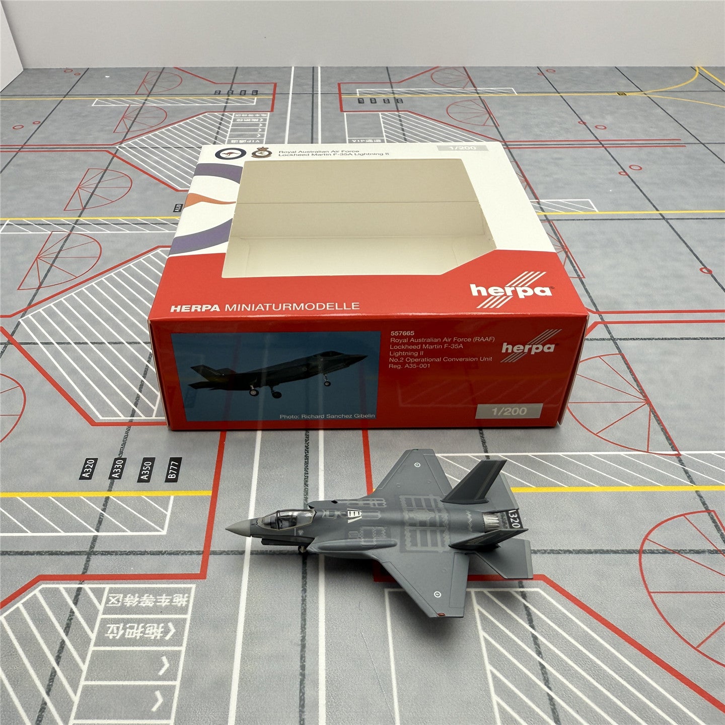 1/200 Royal Australian Air Force F-35A A35-001 557665 - cover